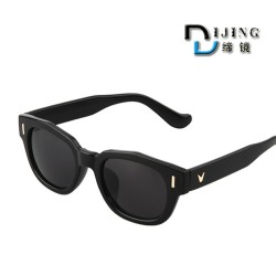 廠家批發(fā)爆款小框男女太陽(yáng)鏡 時(shí)尚達(dá)人百搭墨鏡 潮流5041太陽(yáng)鏡